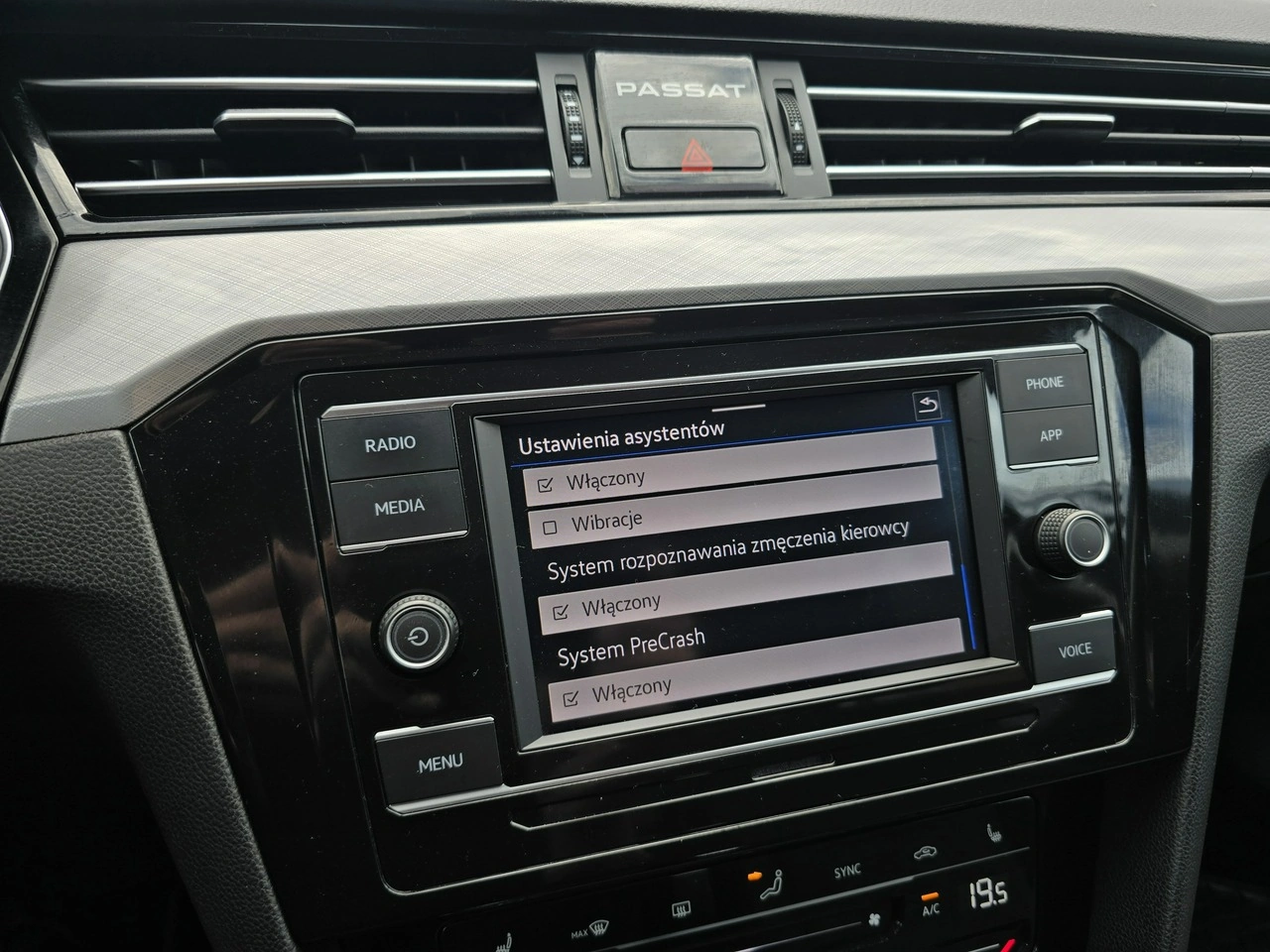 Volkswagen Passat - Zdjęcie 25