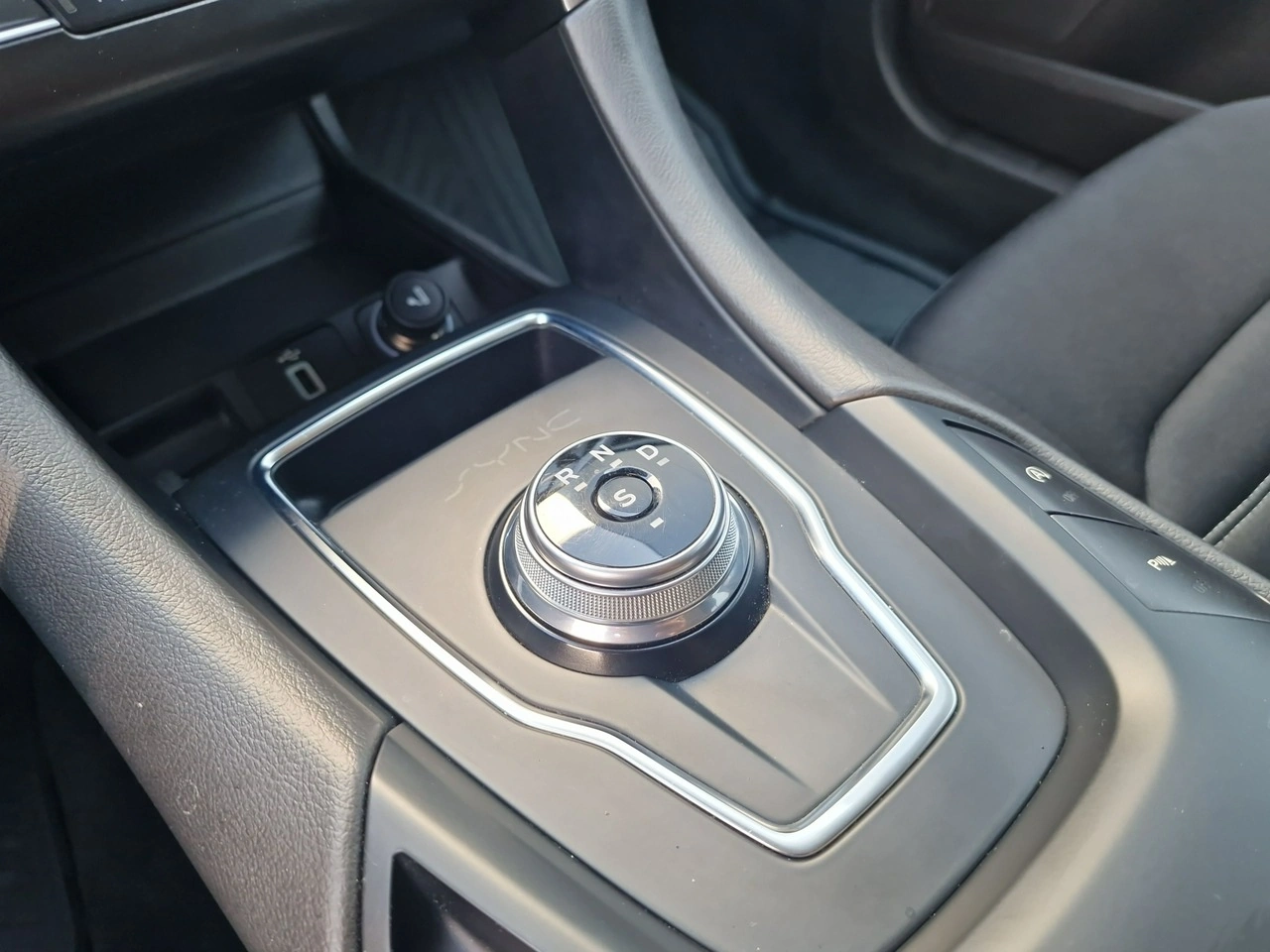Ford Mondeo - Zdjęcie 29