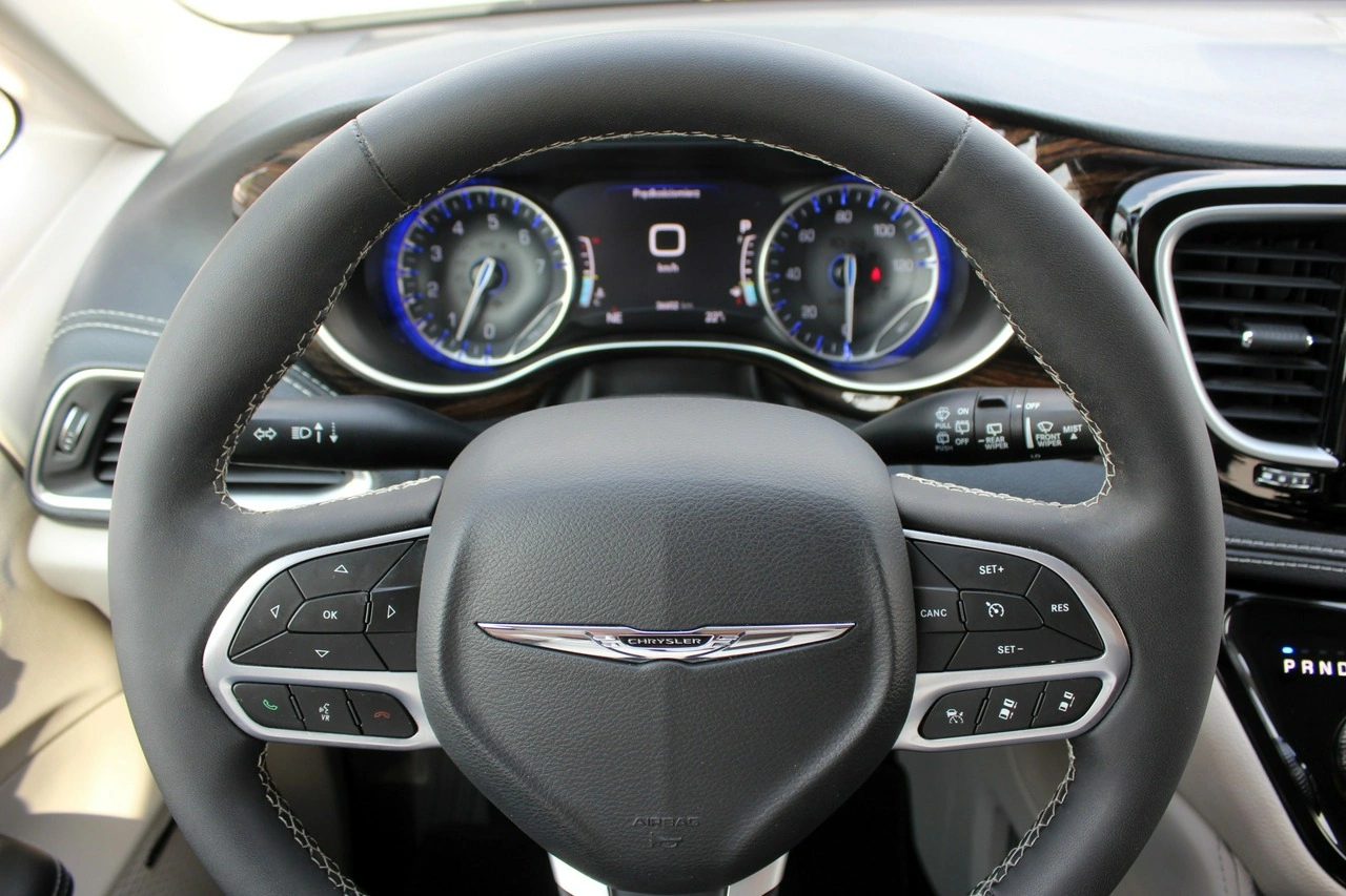 Chrysler Pacifica - Zdjęcie 17