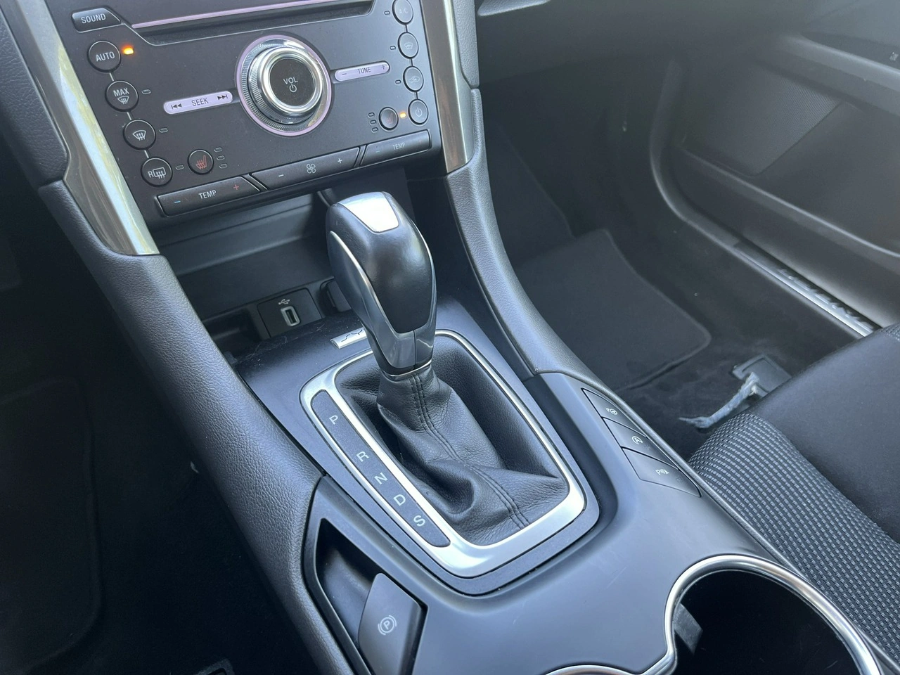 Ford Mondeo - Zdjęcie 33