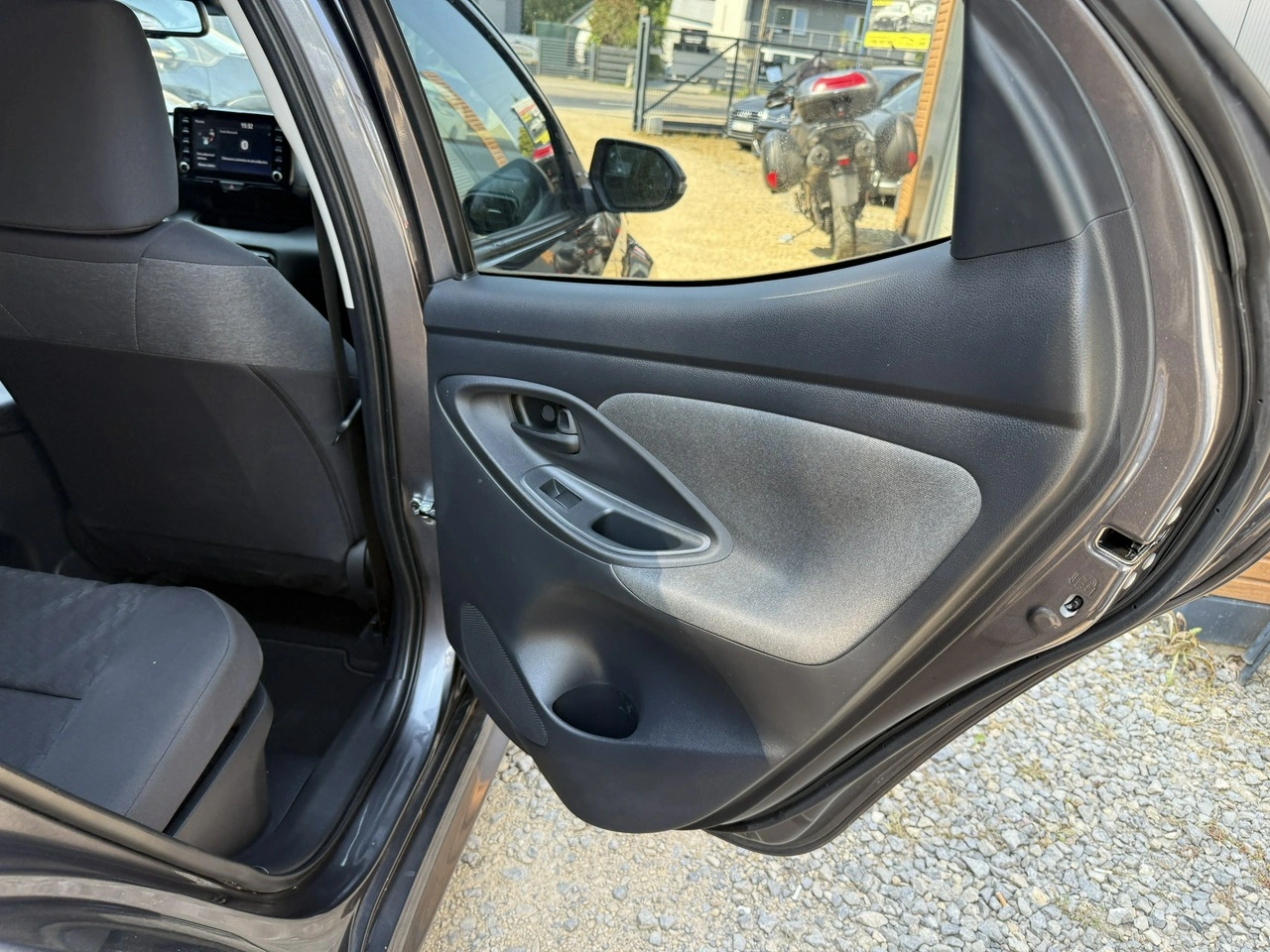 Toyota Yaris - Zdjęcie 16