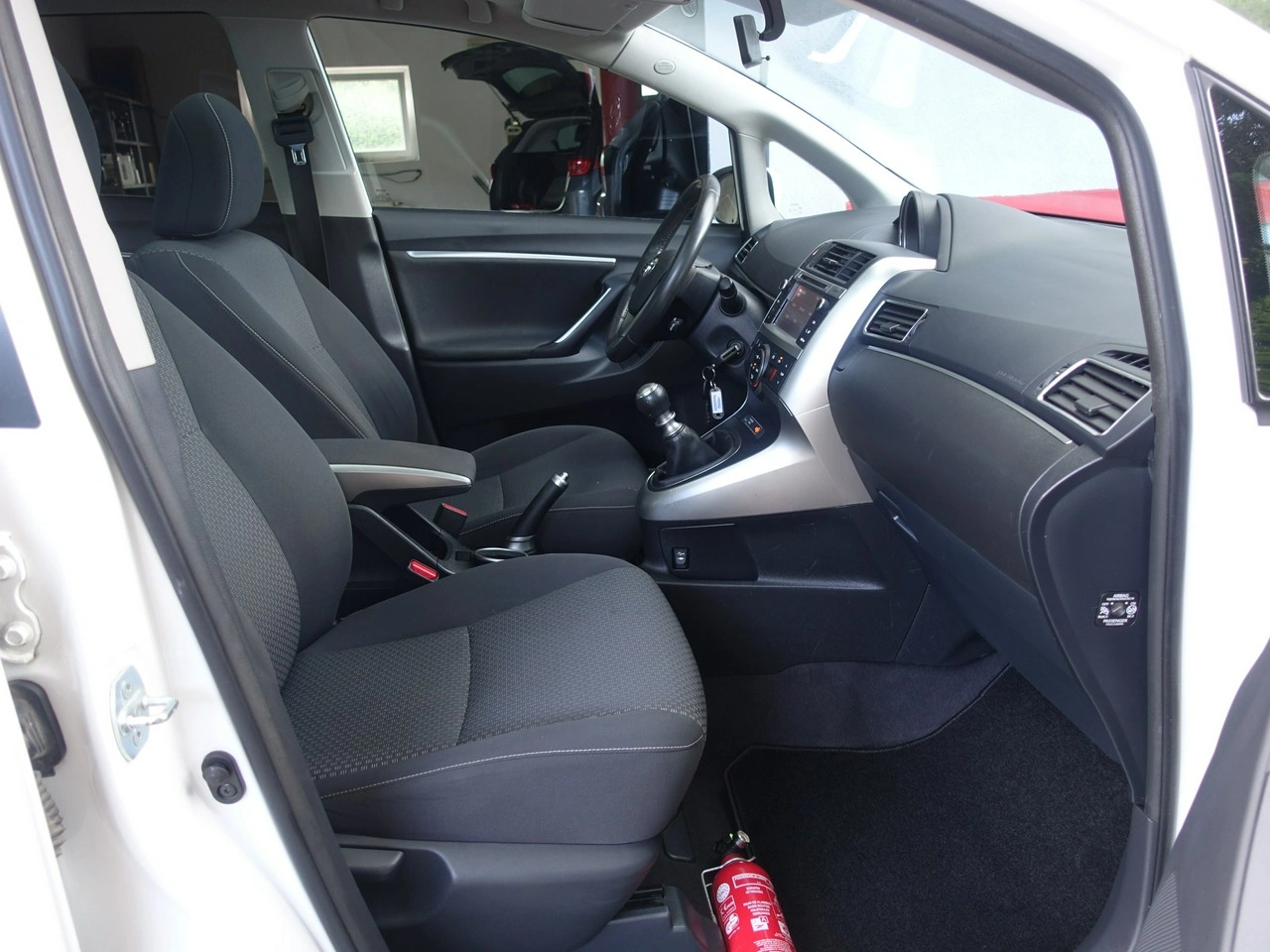 Toyota Verso - Zdjęcie 11
