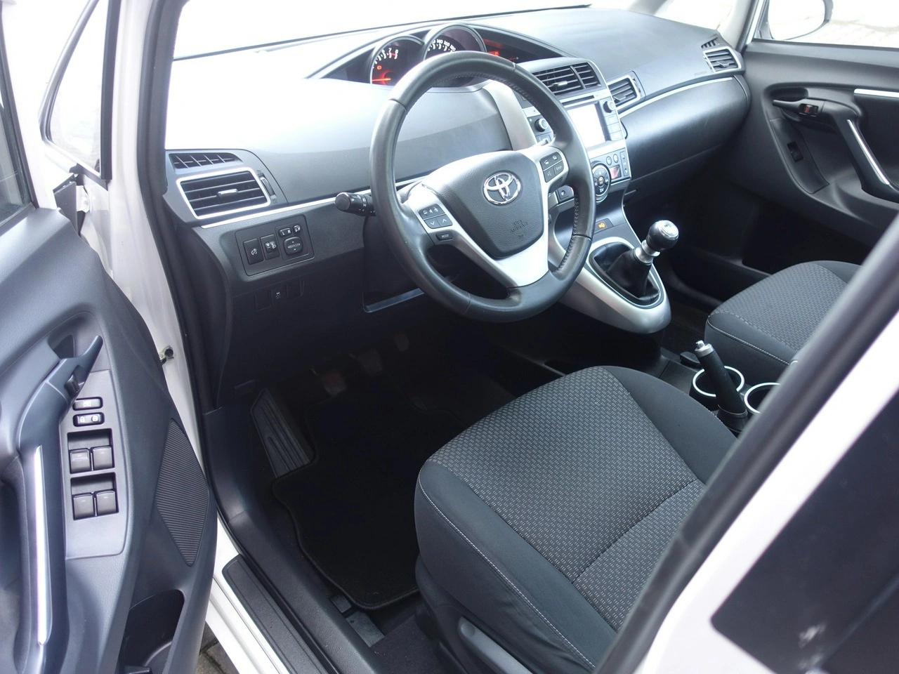 Toyota Verso - Zdjęcie 6