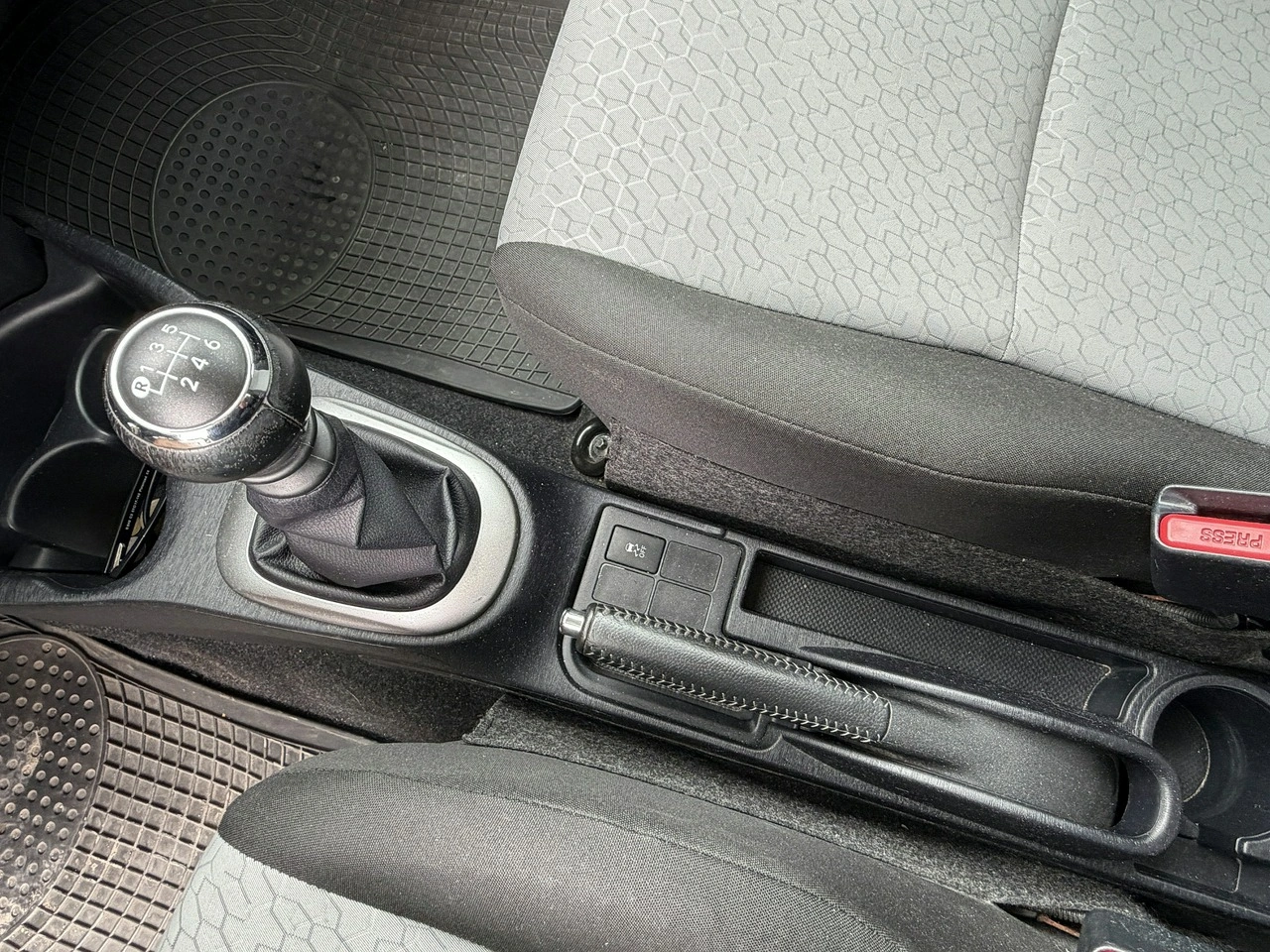 Toyota Yaris - Zdjęcie 16