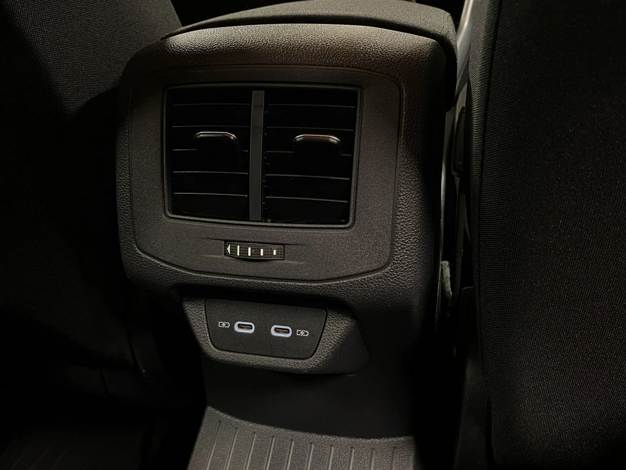 Volkswagen T-Roc - Zdjęcie 16