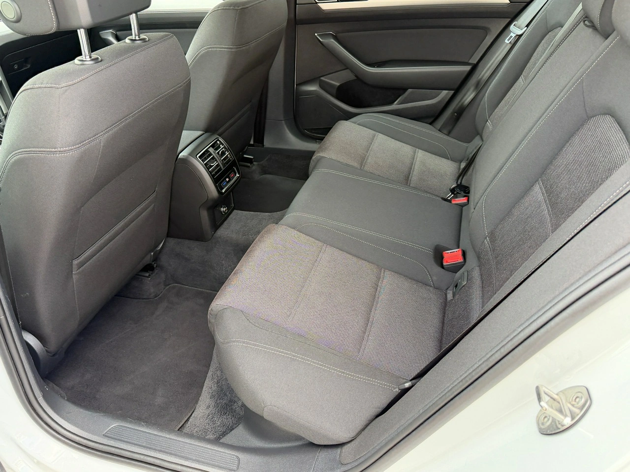 Volkswagen Passat - Zdjęcie 29