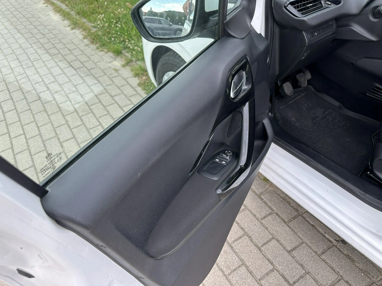 Peugeot 208 - Zdjęcie 9