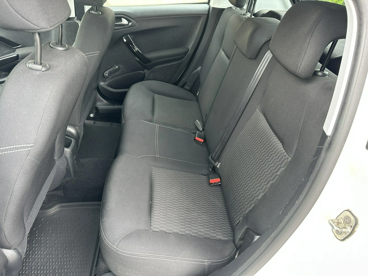 Peugeot 208 - Zdjęcie 10