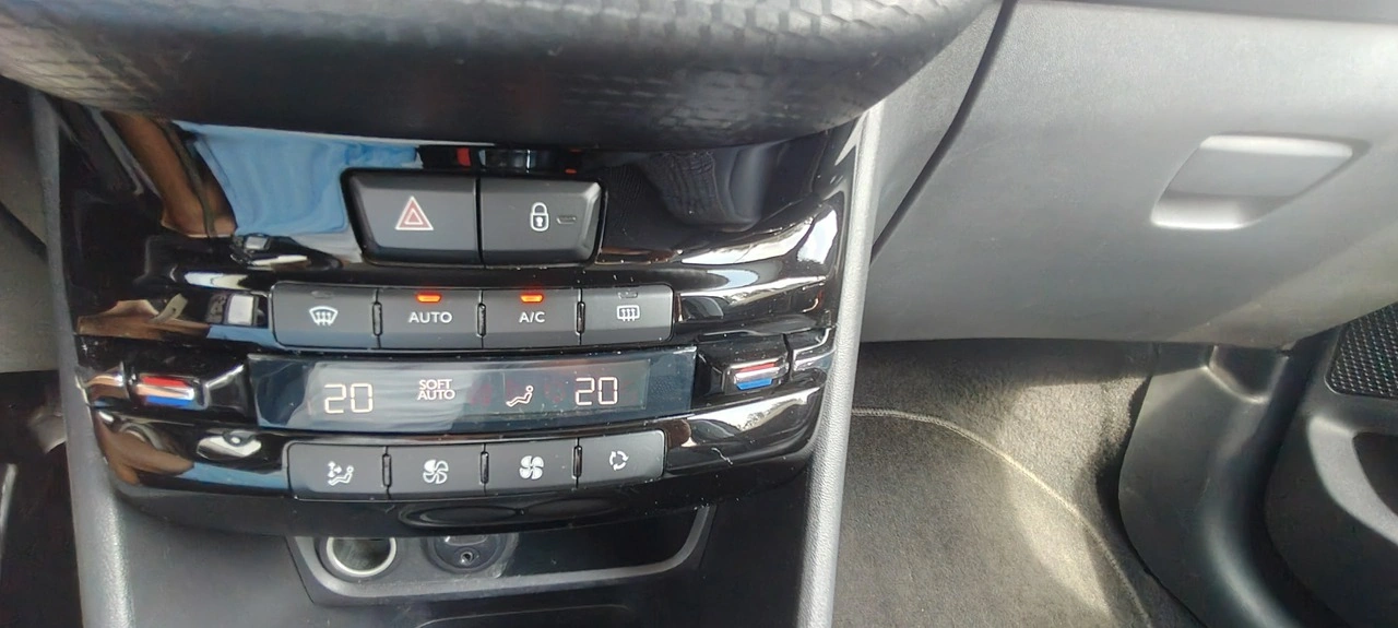 Peugeot 208 - Zdjęcie 11