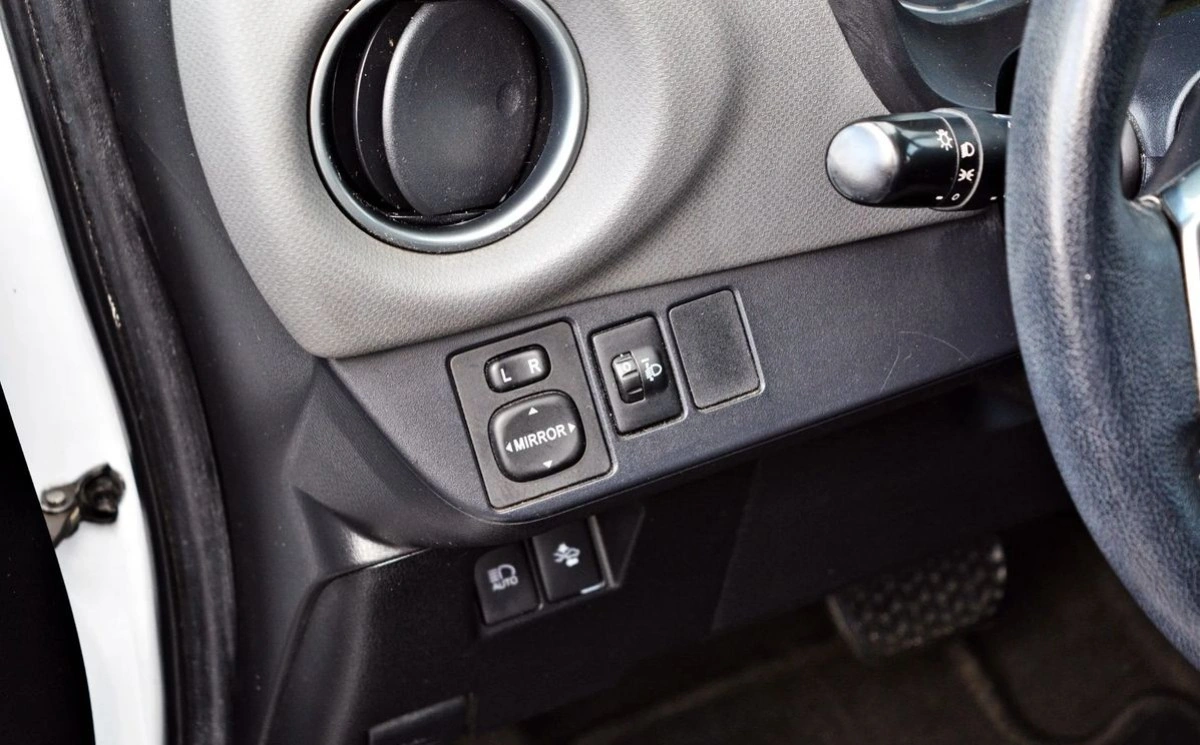 Toyota Yaris - Zdjęcie 24