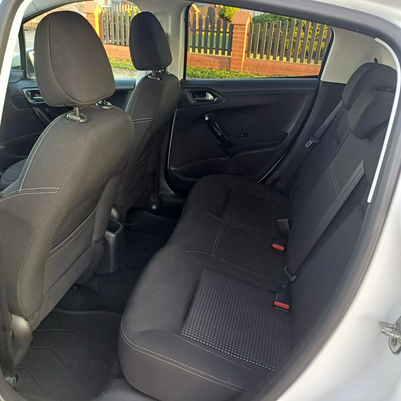 Peugeot 208 - Zdjęcie 9