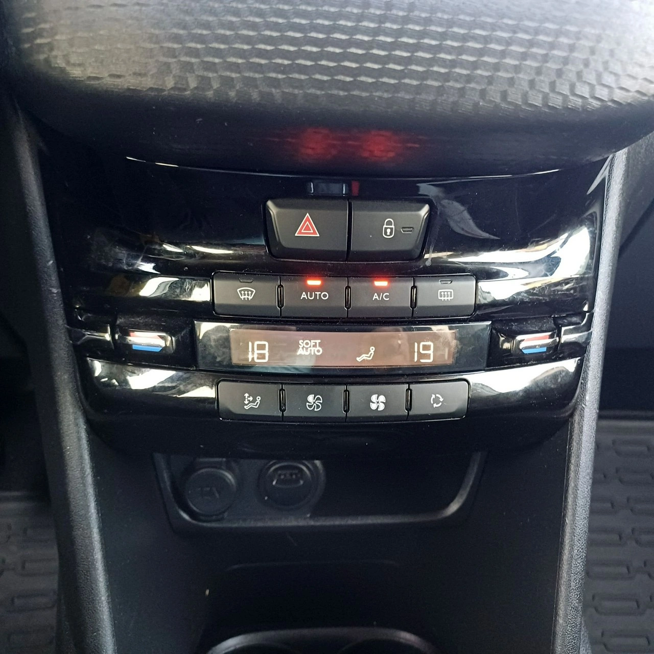 Peugeot 208 - Zdjęcie 16