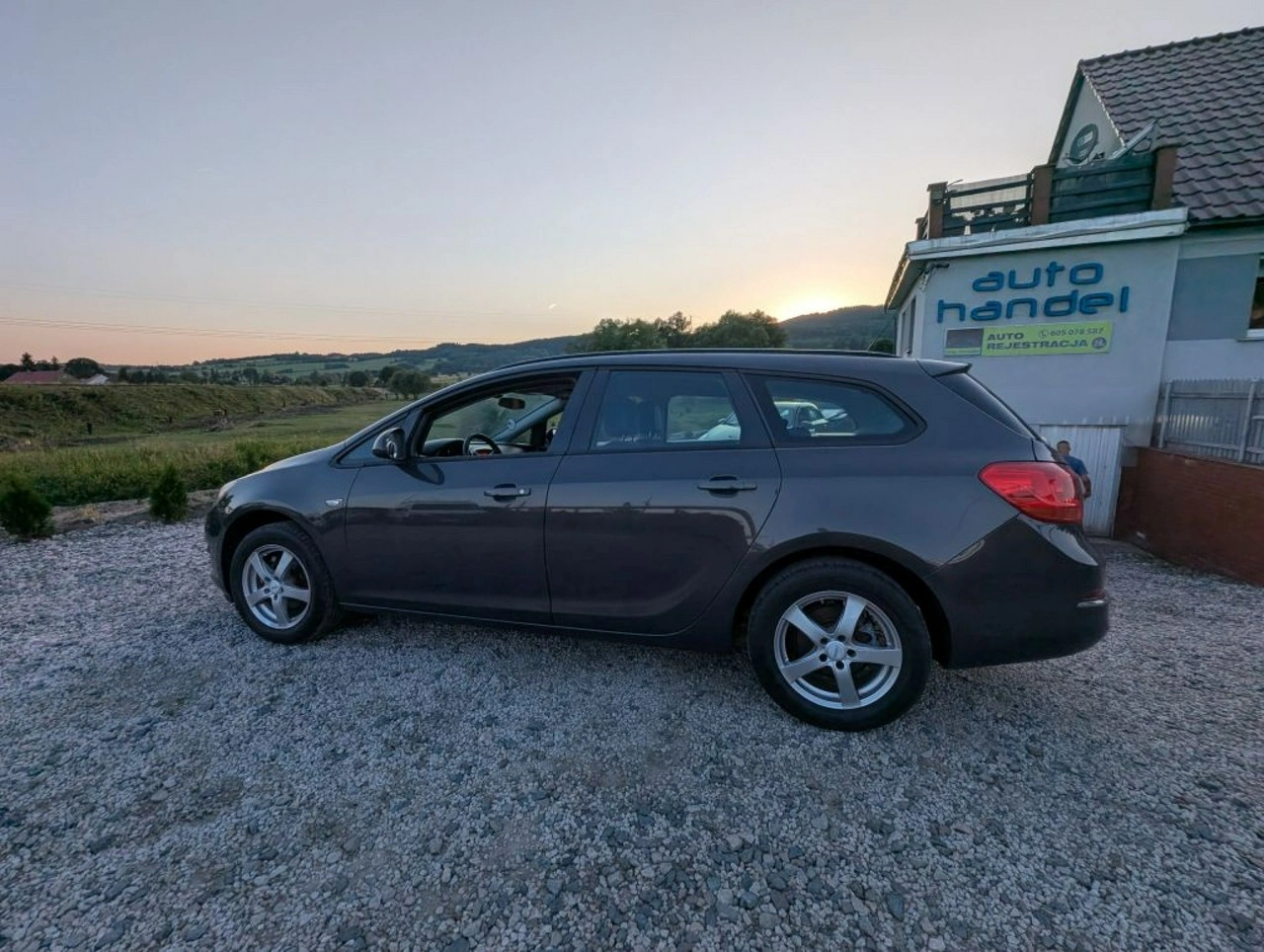 Opel Astra Sports Tourer - Zdjęcie 11