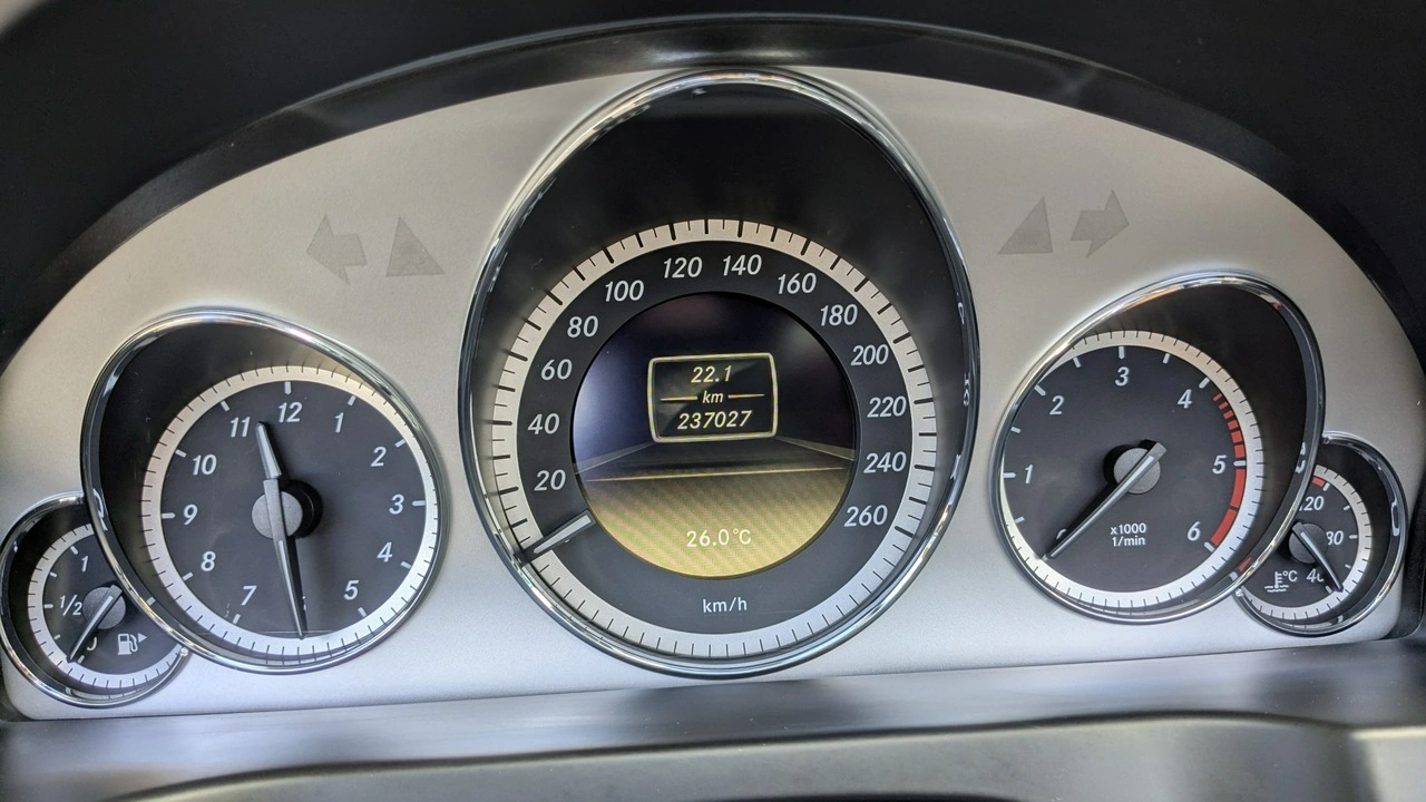 Mercedes E 220 - Zdjęcie 23