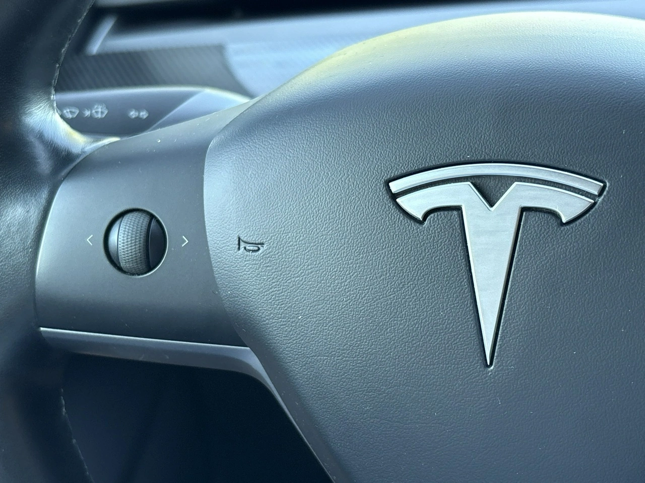 Tesla Model 3 - Zdjęcie 30