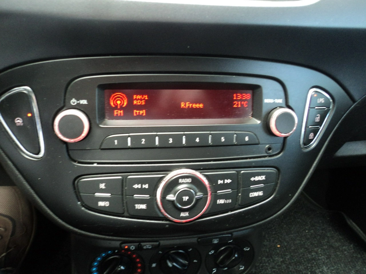 Opel Corsa - Zdjęcie 10