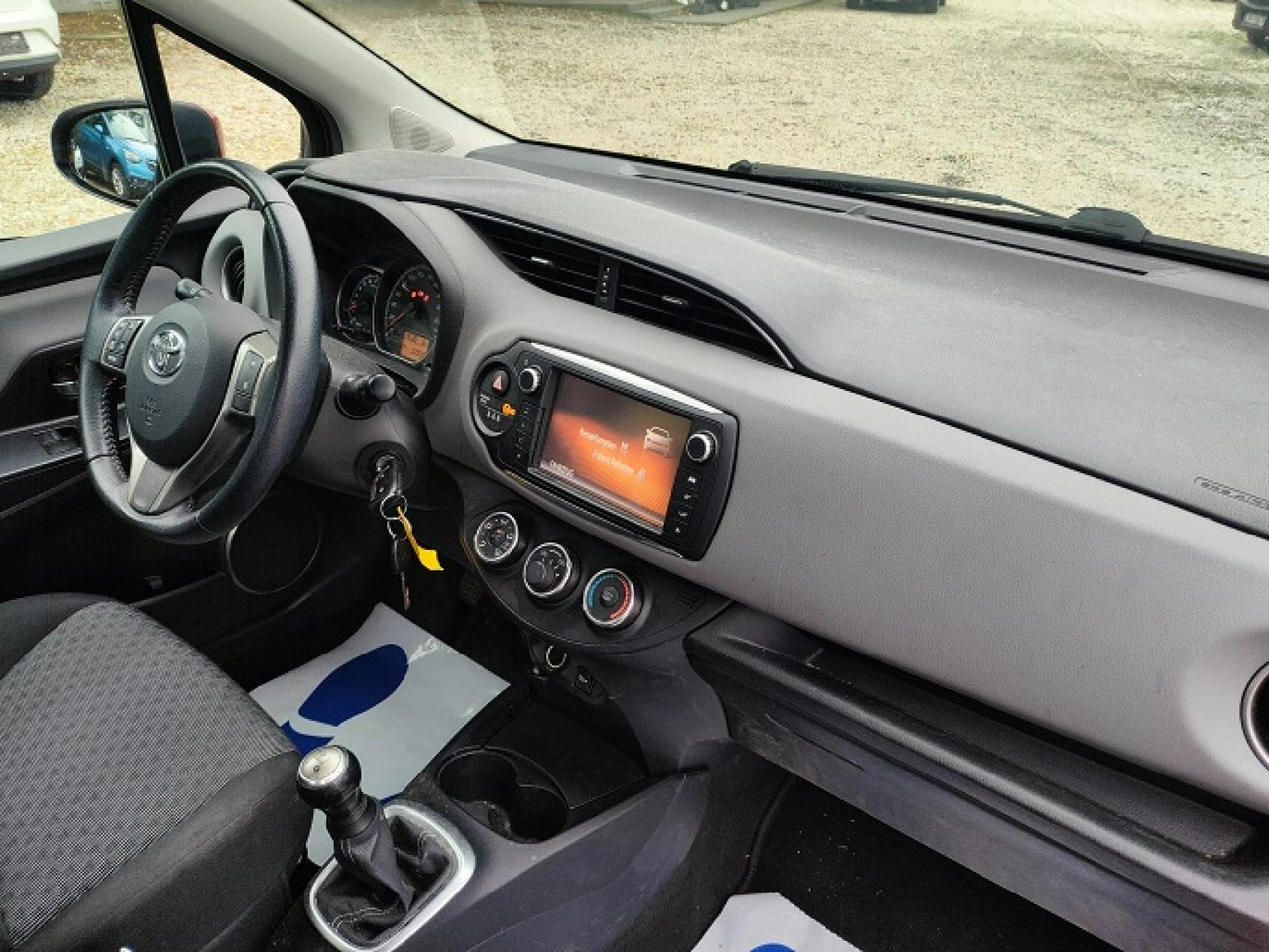 Toyota Yaris - Zdjęcie 12