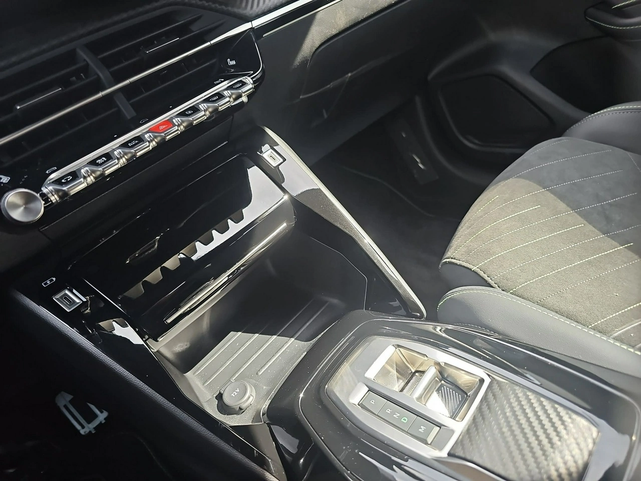 Peugeot 208 - Zdjęcie 14