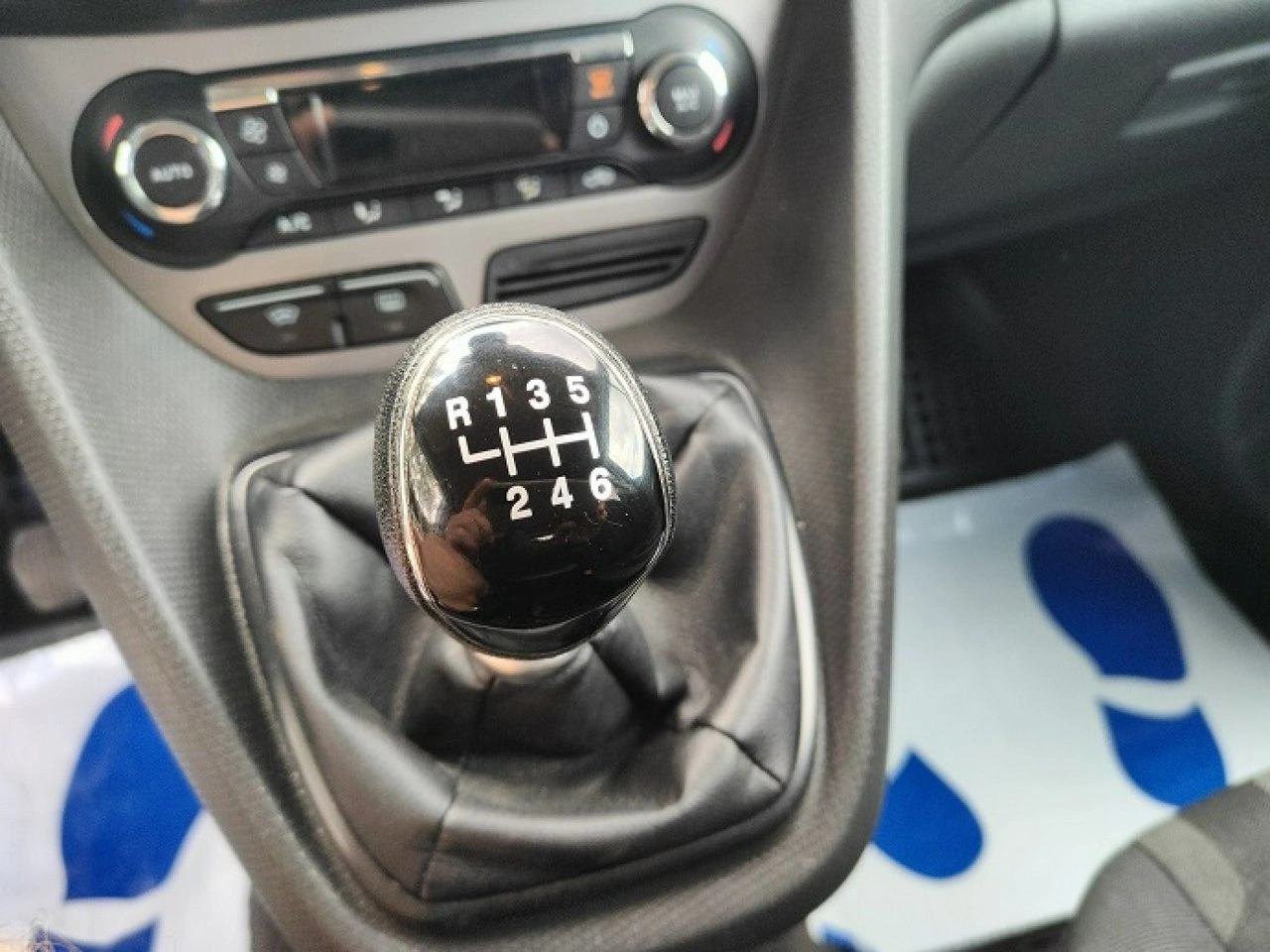 Ford Grand Tourneo Connect - Zdjęcie 24