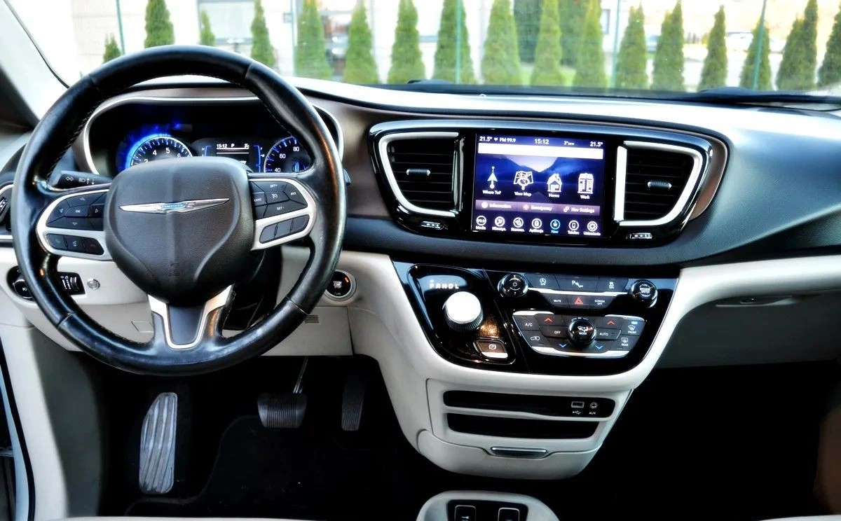 Chrysler Pacifica - Zdjęcie 24