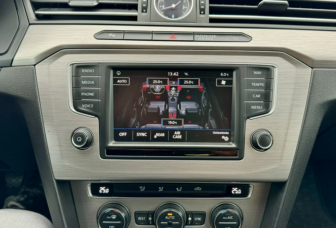 Volkswagen Passat - Zdjęcie 25
