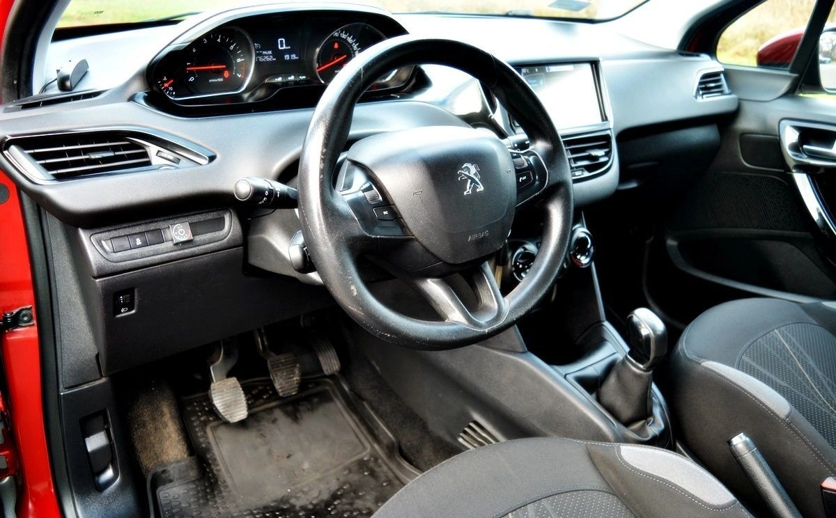 Peugeot 208 - Zdjęcie 9