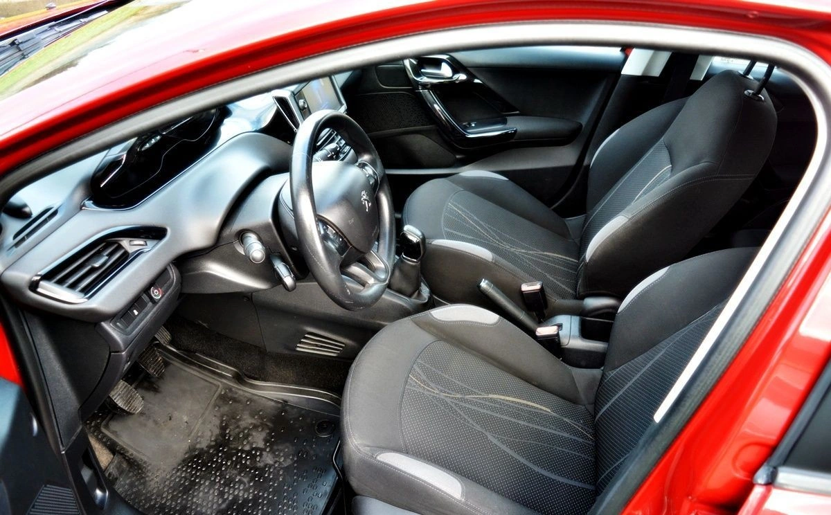 Peugeot 208 - Zdjęcie 11