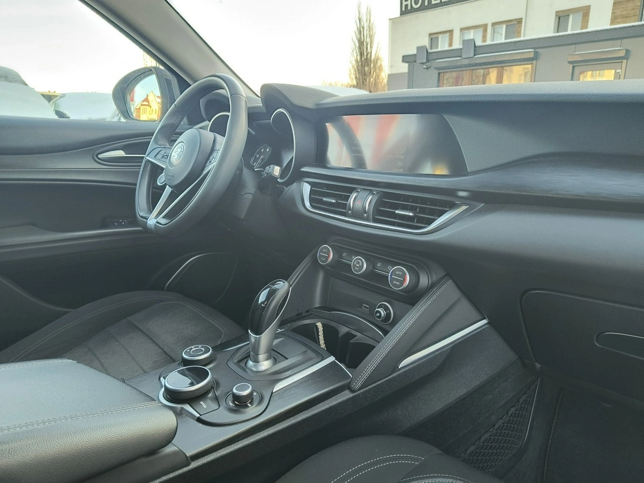 Alfa Romeo Stelvio - Zdjęcie 15