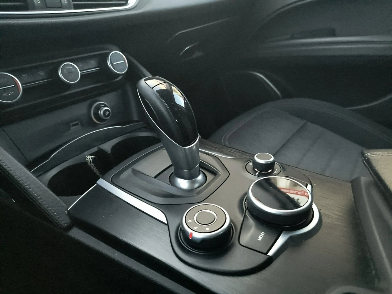 Alfa Romeo Stelvio - Zdjęcie 20