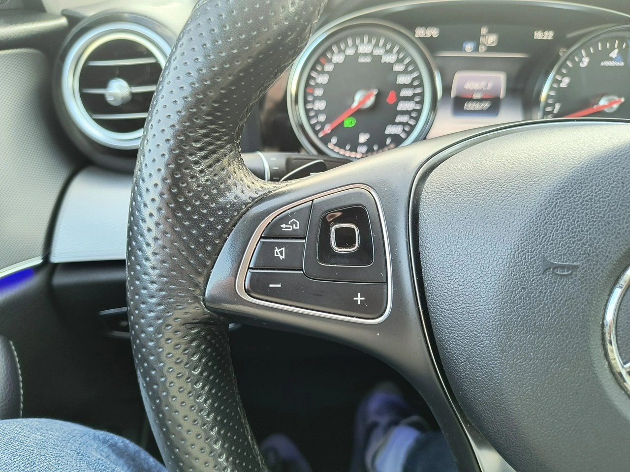 Mercedes E 400 - Zdjęcie 22