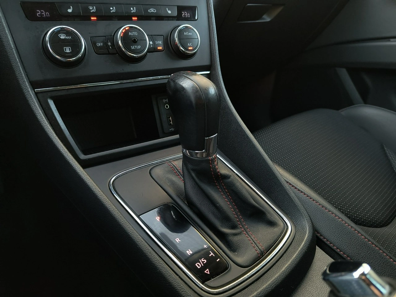 Seat Leon - Zdjęcie 20