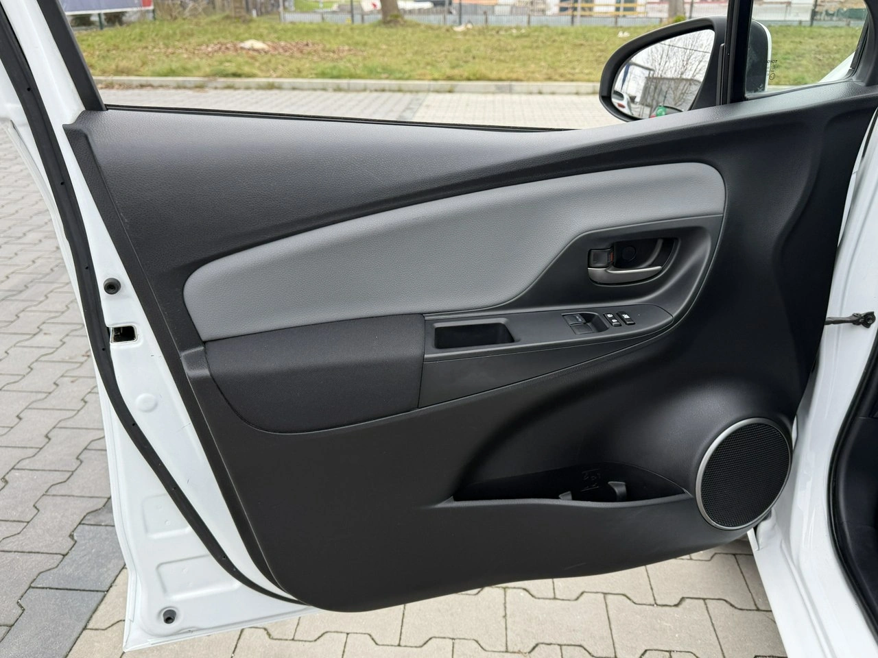 Toyota Yaris - Zdjęcie 14
