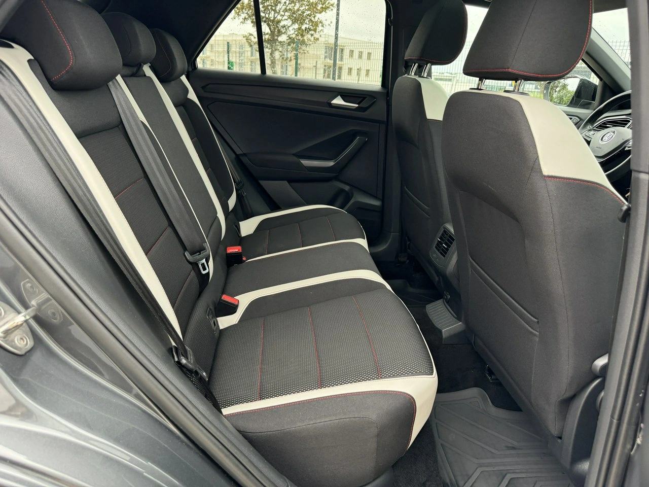 Volkswagen T-Roc - Zdjęcie 31