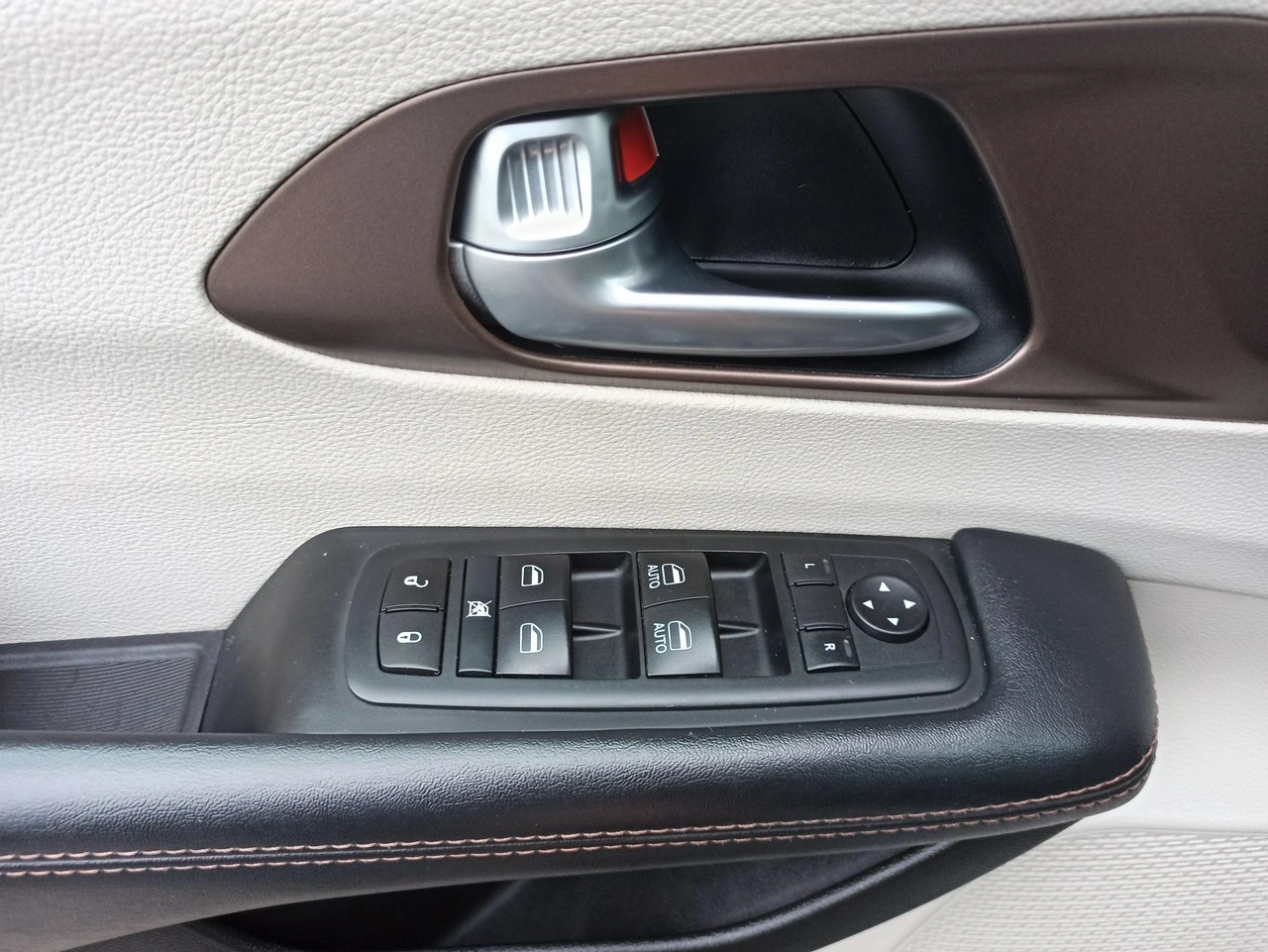 Chrysler Pacifica - Zdjęcie 22