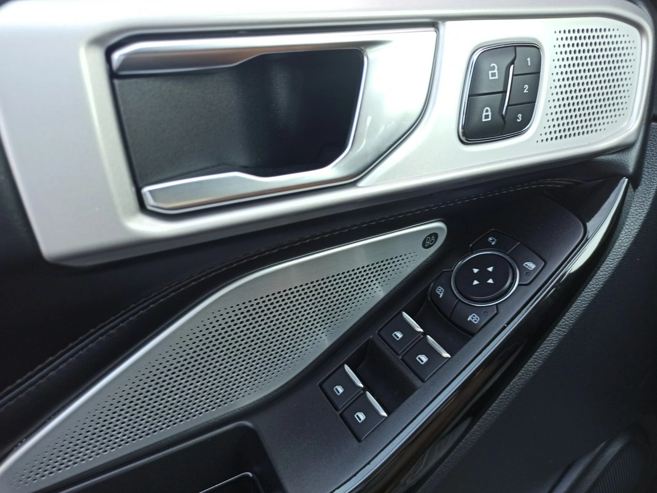 Ford Explorer - Zdjęcie 23