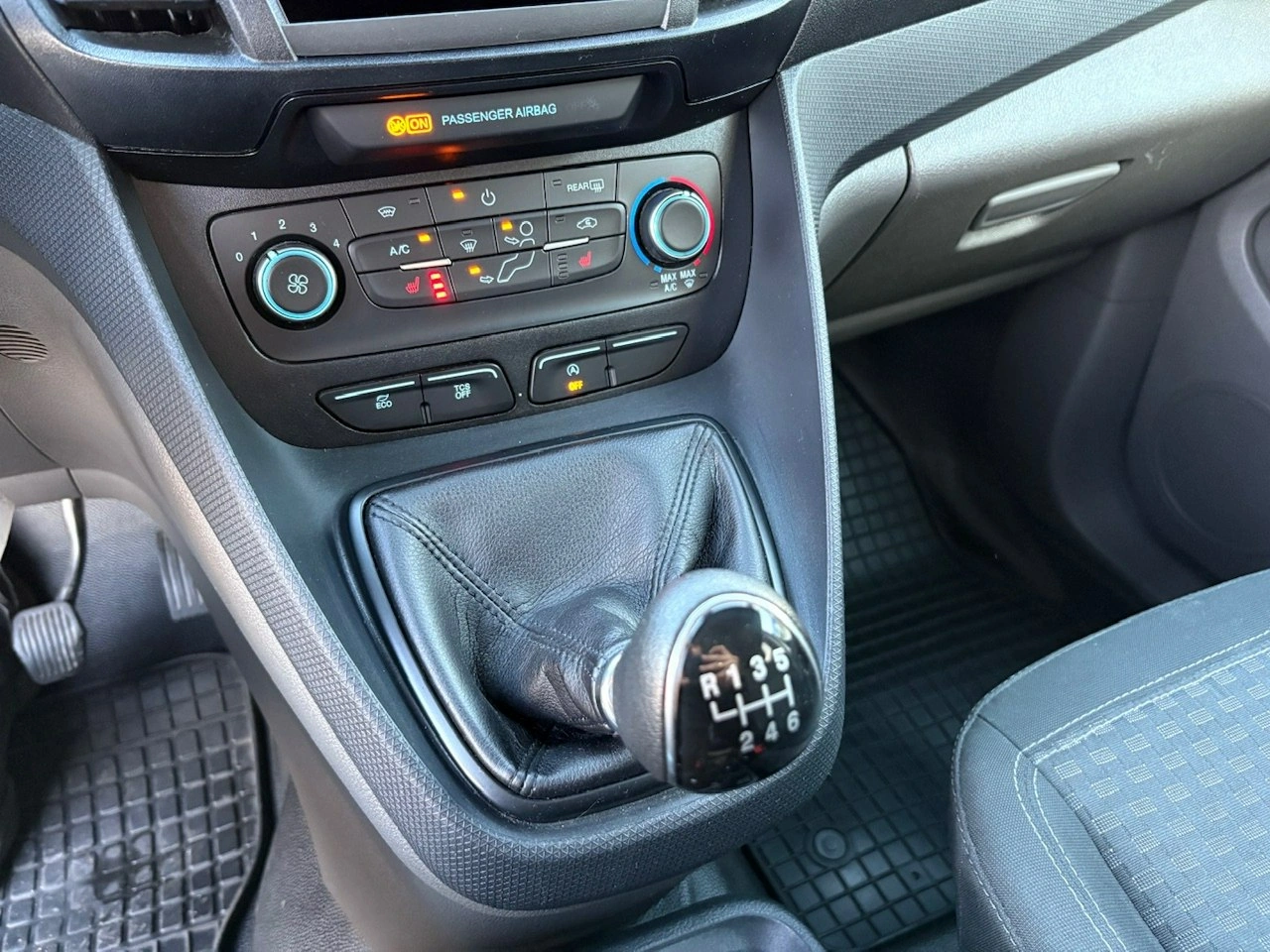 Ford Tourneo Connect - Zdjęcie 24