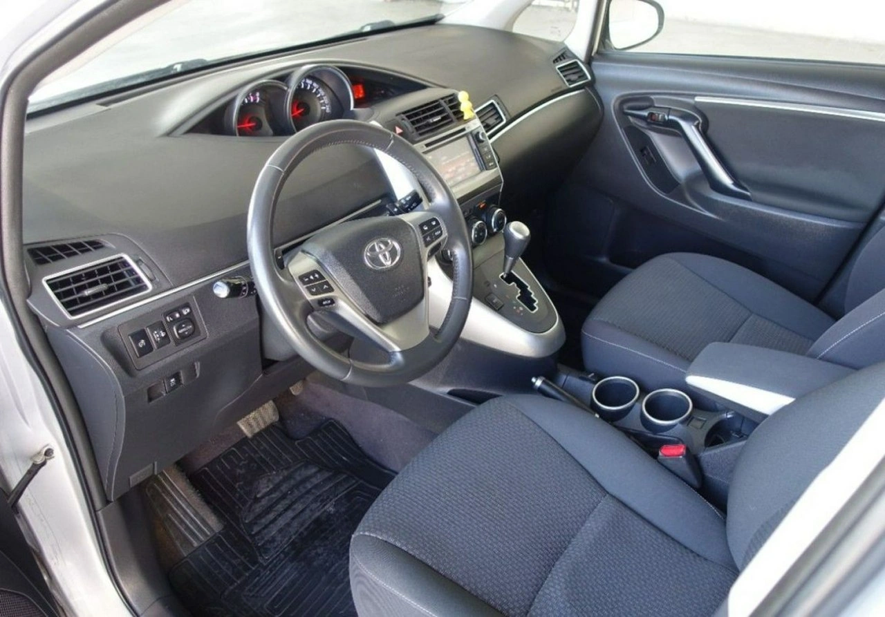 Toyota Verso - Zdjęcie 12