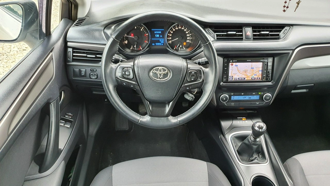 Toyota Avensis - Zdjęcie 17
