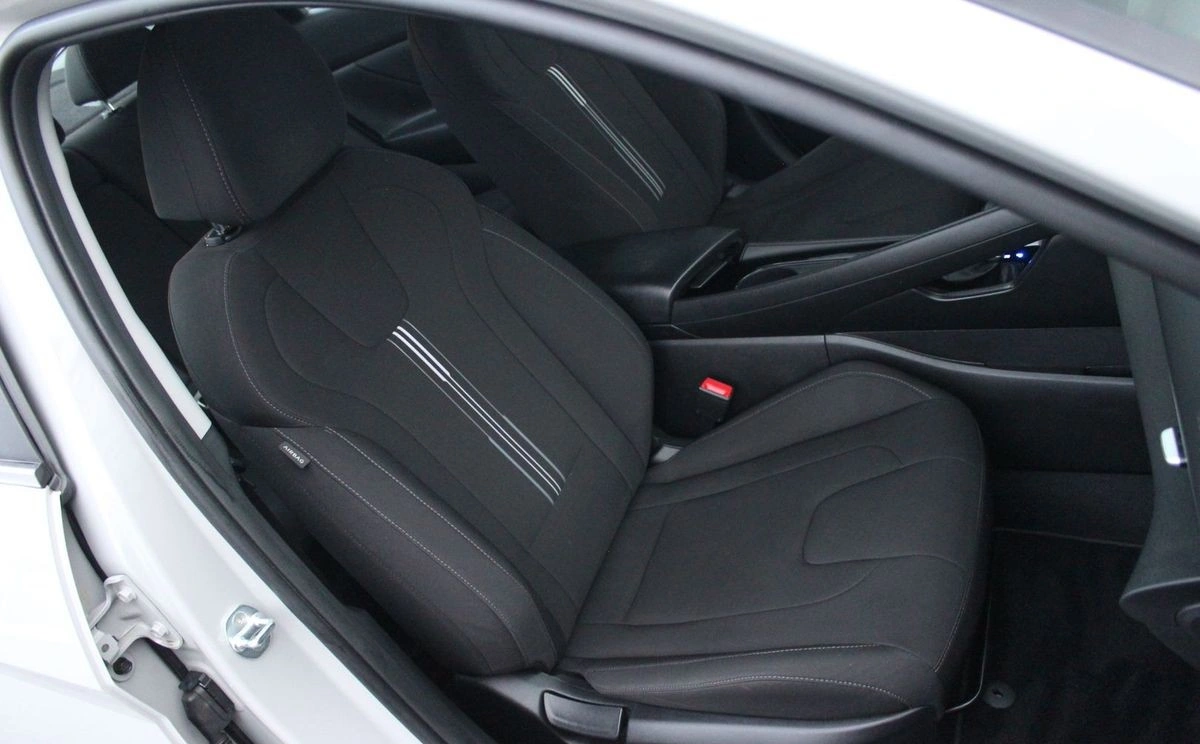 Hyundai Elantra - Zdjęcie 9