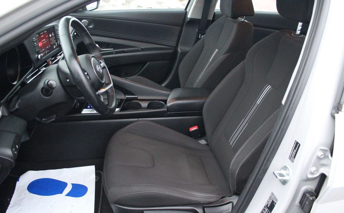 Hyundai Elantra - Zdjęcie 10