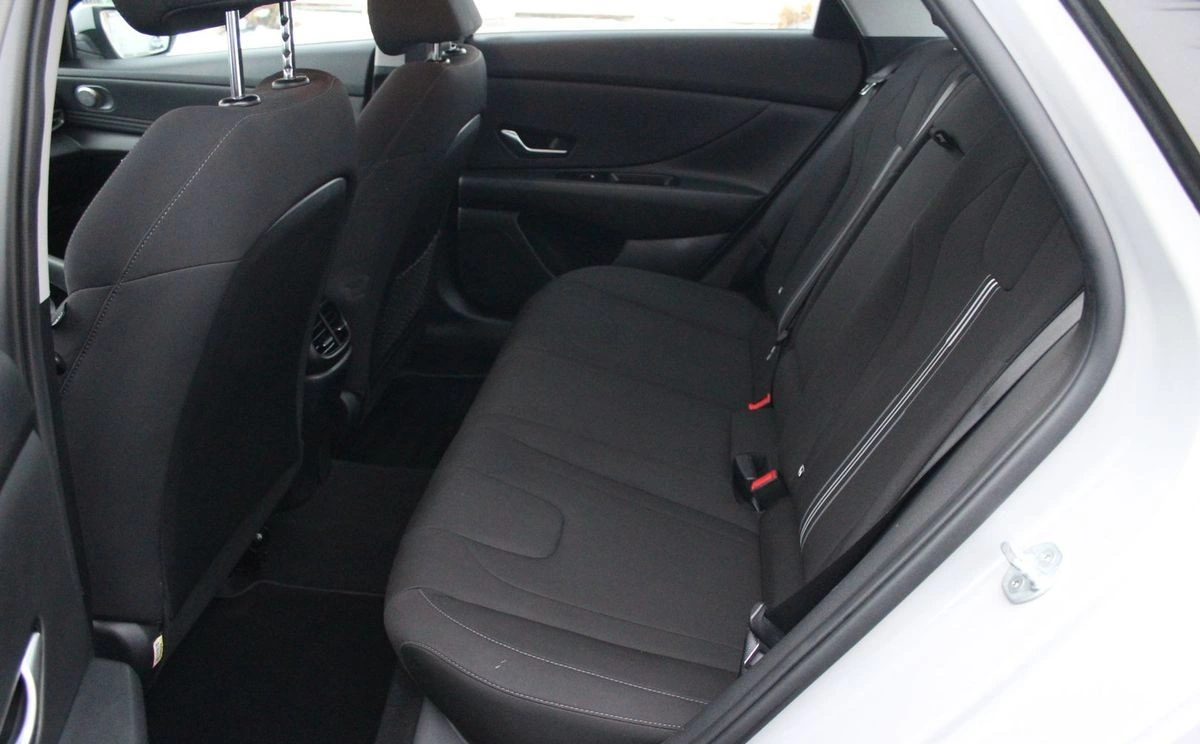 Hyundai Elantra - Zdjęcie 13