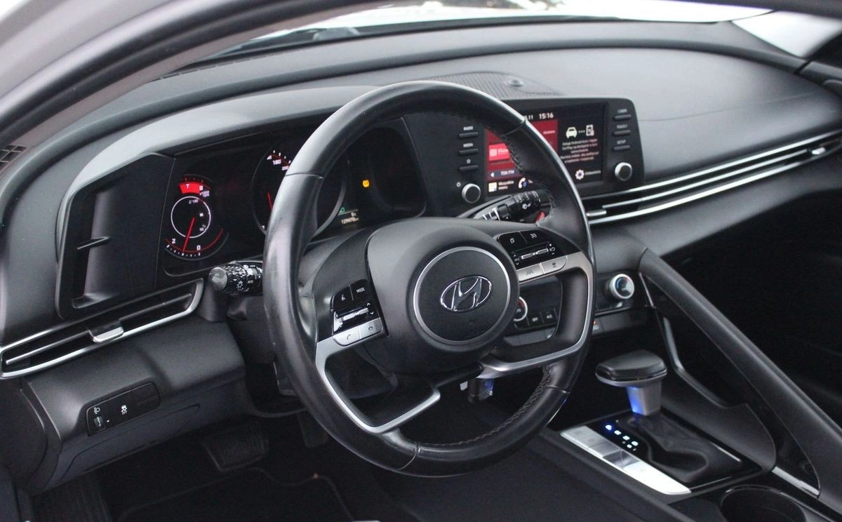 Hyundai Elantra - Zdjęcie 14