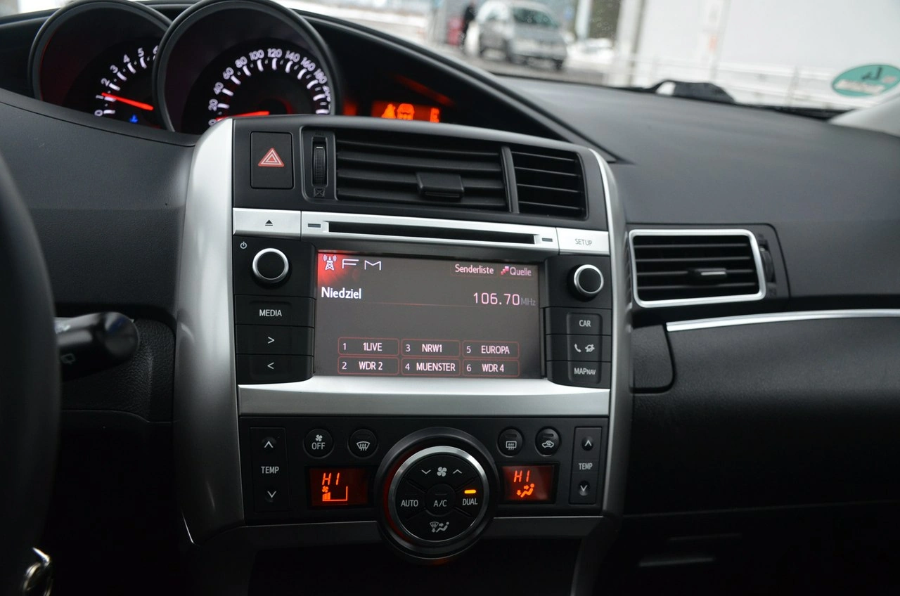 Toyota Verso - Zdjęcie 25