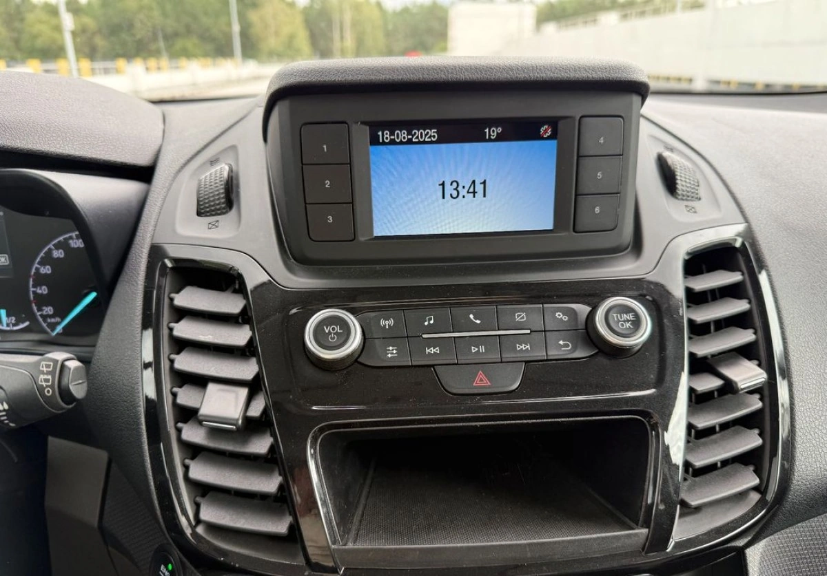 Ford Tourneo Connect Grand - Zdjęcie 18