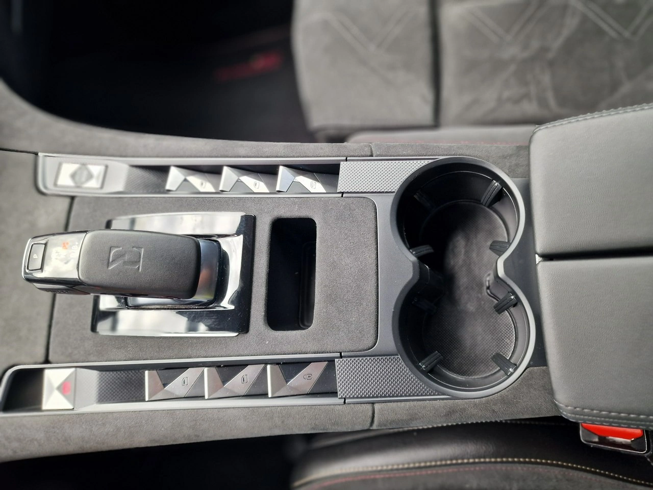 DS Automobiles DS 7 Crossback - Zdjęcie 26