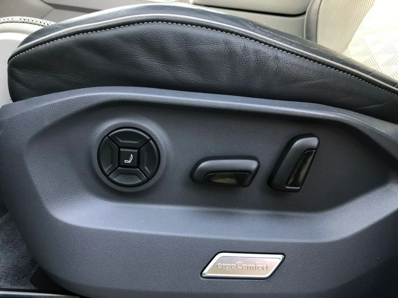 Volkswagen Touareg - Zdjęcie 34