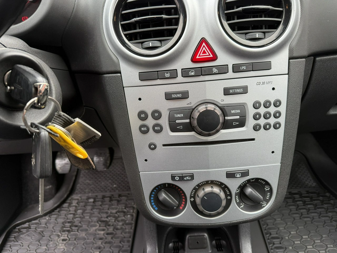 Opel Corsa - Zdjęcie 17