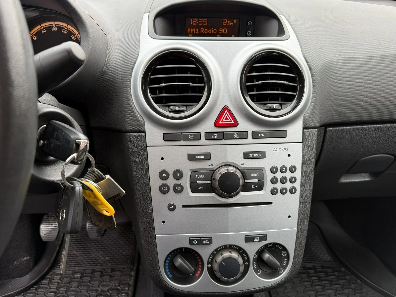 Opel Corsa - Zdjęcie 18