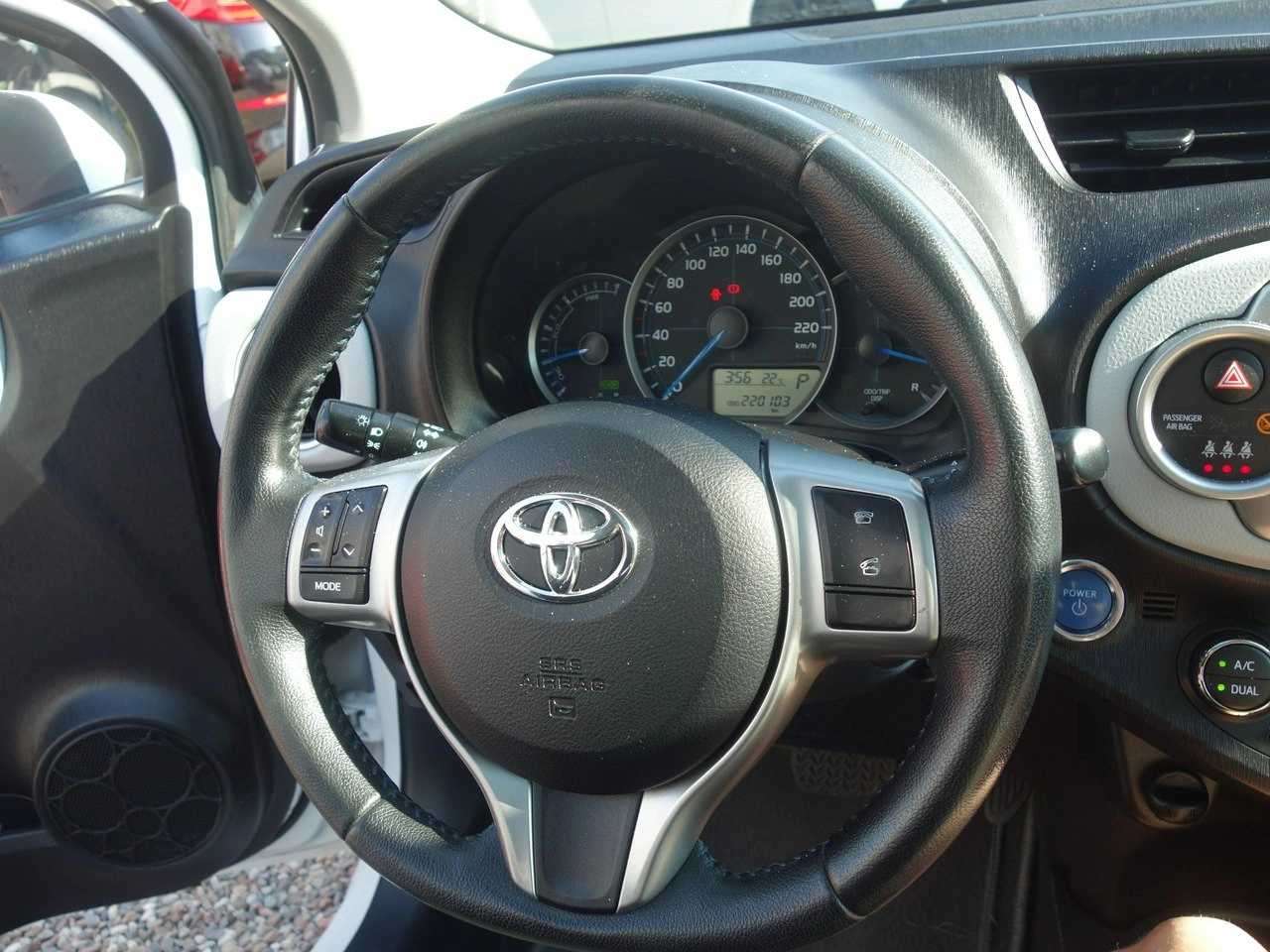 Toyota Yaris - Zdjęcie 14