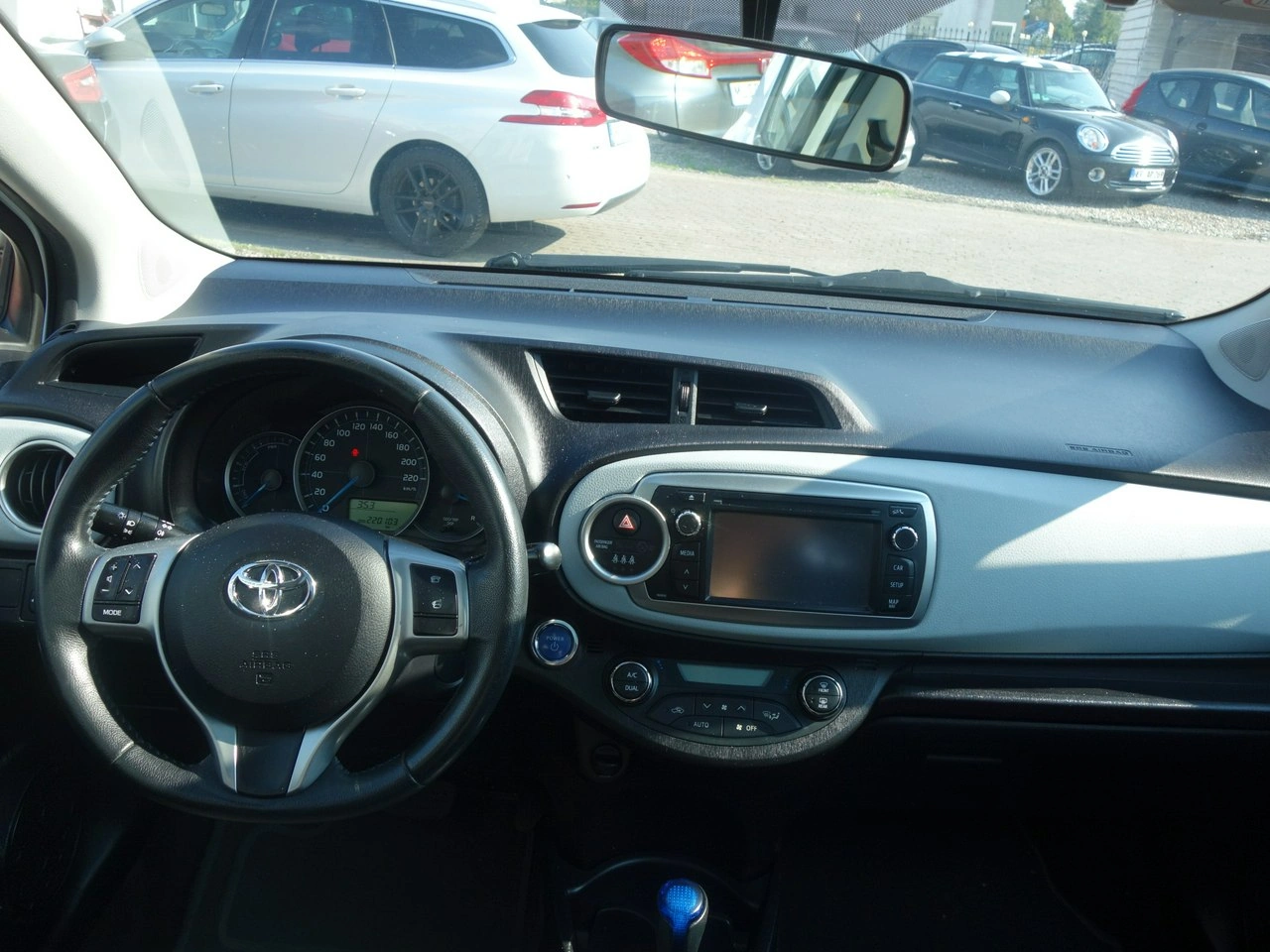 Toyota Yaris - Zdjęcie 8